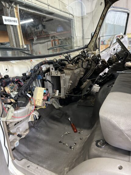 トラックのヒーターコア交換を行いました