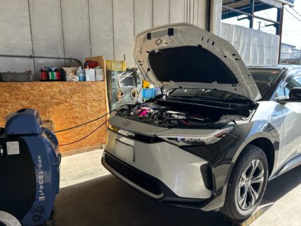トヨタbz4x(電気自動車)のコンプレッサ交換を行いました